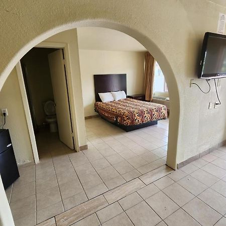 Hometown Inn And Suites 梅斯基特 外观 照片